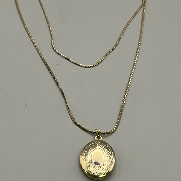 Gold Vintage Locket Necklace with Intricate Floral Design - Picture 2 of 3